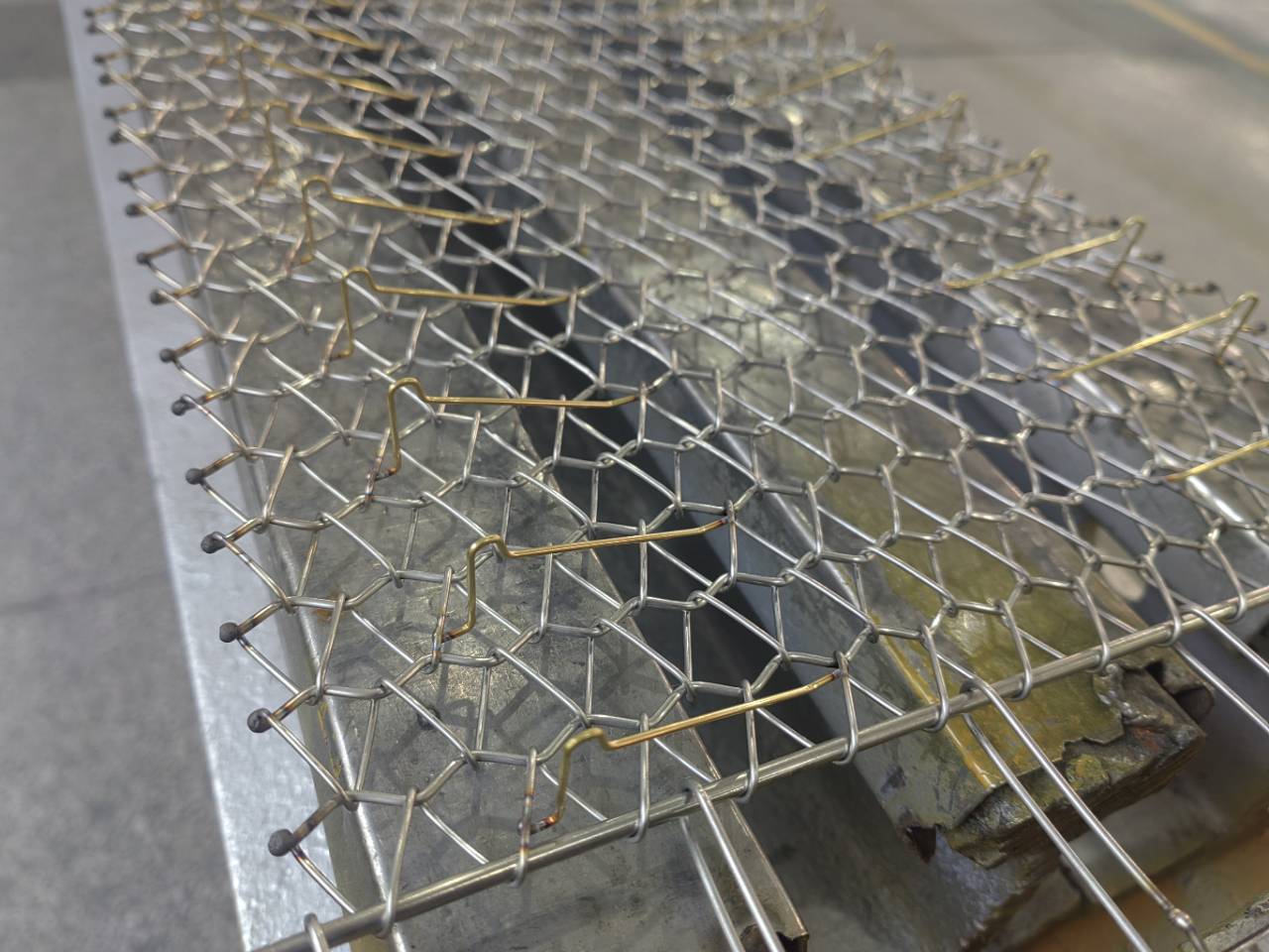 不銹鋼網帶選型全攻略：從材質到規格，精準匹配工況需求